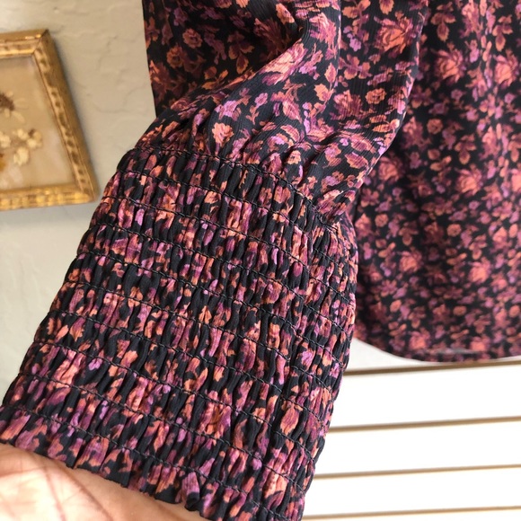 Madewell Purple Floral V Neck Button Down w/ gathered cuffs. Size 4 - Picture 3 of 9